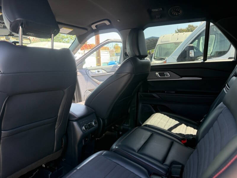 2025 Ford Explorer ST-Line