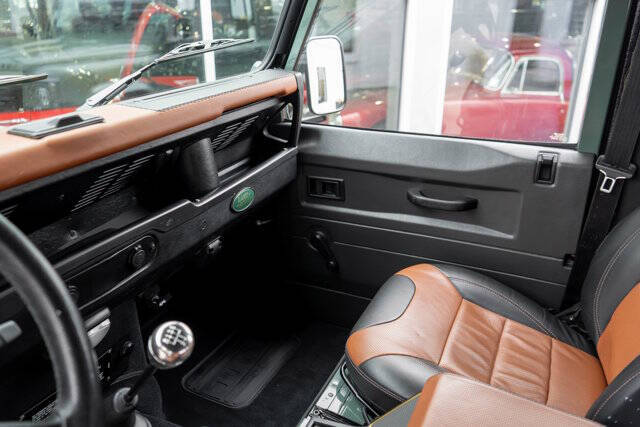 1990 Land Rover Defender 24