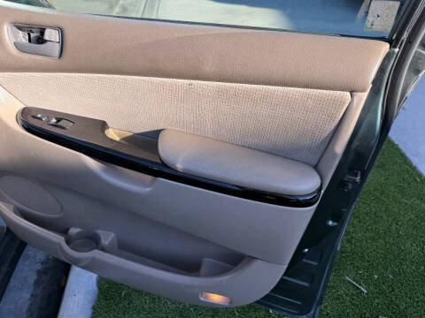 2004 Toyota Sienna LE 8 Passenger