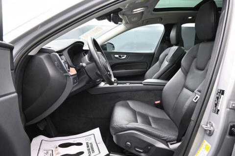 2023 Volvo XC60 B5 Plus Dark Theme