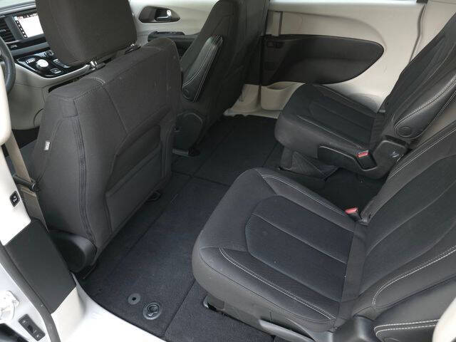 2022 Chrysler Voyager LX