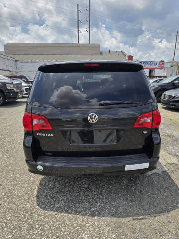 2012 Volkswagen Routan SE