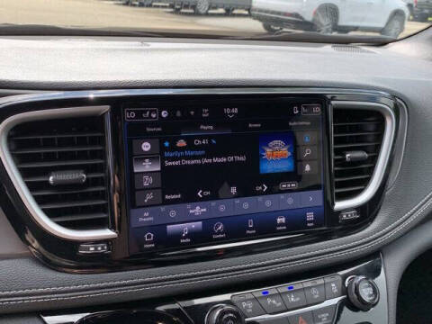 2025 Chrysler Pacifica Select