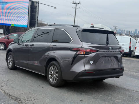2021 Toyota Sienna XLE 8-Passenger