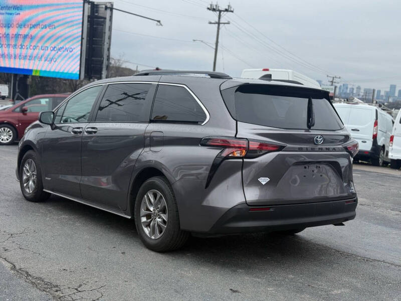 2021 Toyota Sienna XLE 8-Passenger