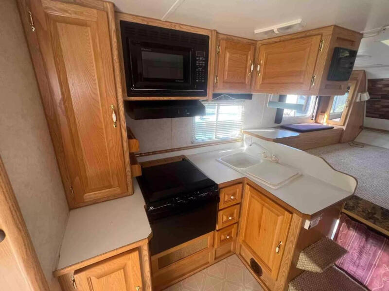 2002 Adventurer 10 Camper