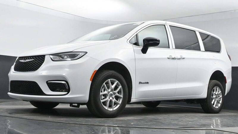 2024 Chrysler Pacifica Touring