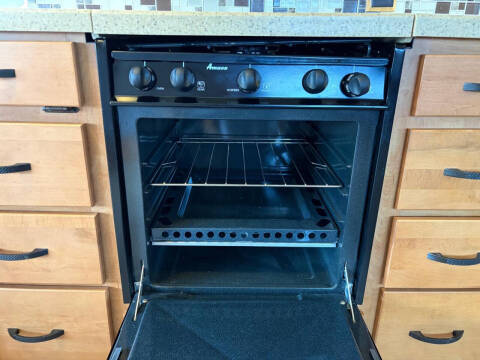 2008 Winnebago Adventurer