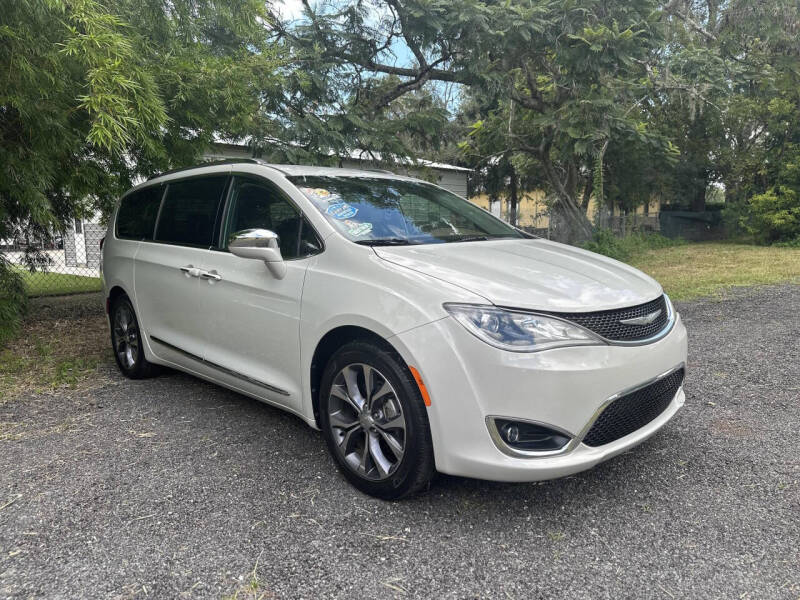 2017 Chrysler Pacifica Limited photo 3