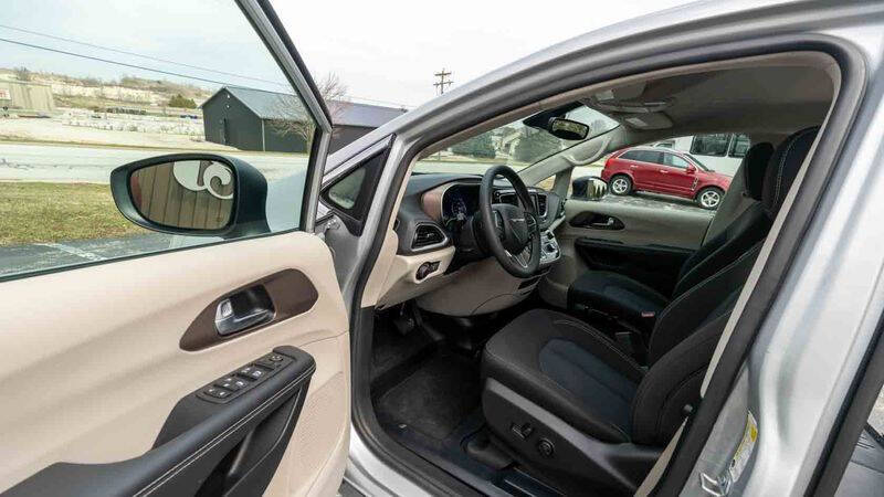 2024 Chrysler Voyager LX