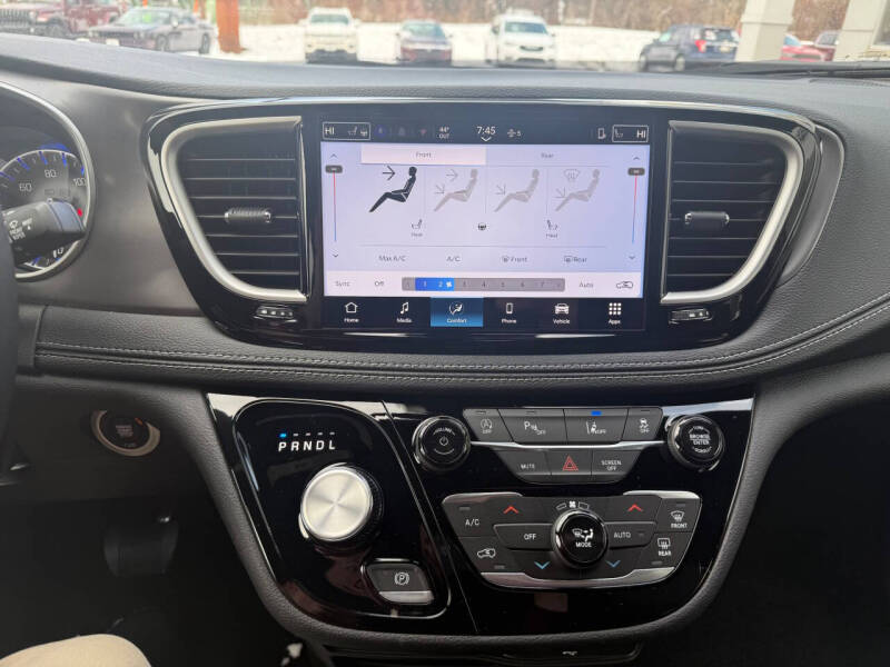 2026 Chrysler Pacifica Select