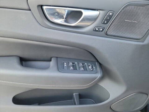 2025 Volvo XC60 B5 Ultra Dark Theme