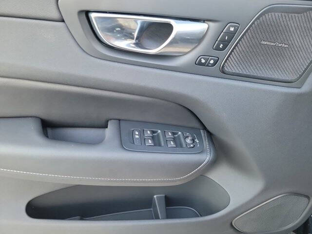 2025 Volvo XC60 B5 Ultra Dark Theme