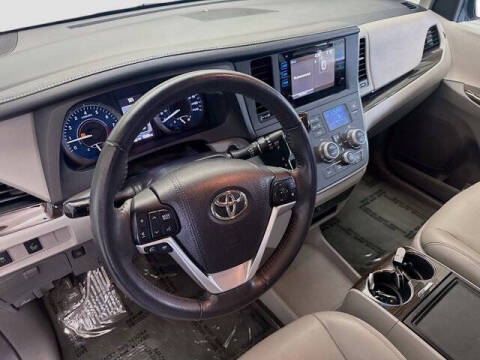 2017 Toyota Sienna XLE 7-Passenger Auto Access Seat