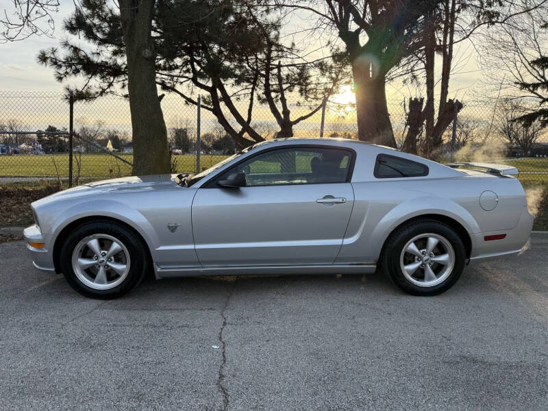 2009 Ford Mustang null photo 2