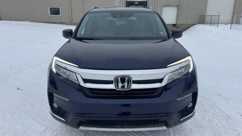 2020 Honda Pilot Touring w/Rear Captain's Chairs