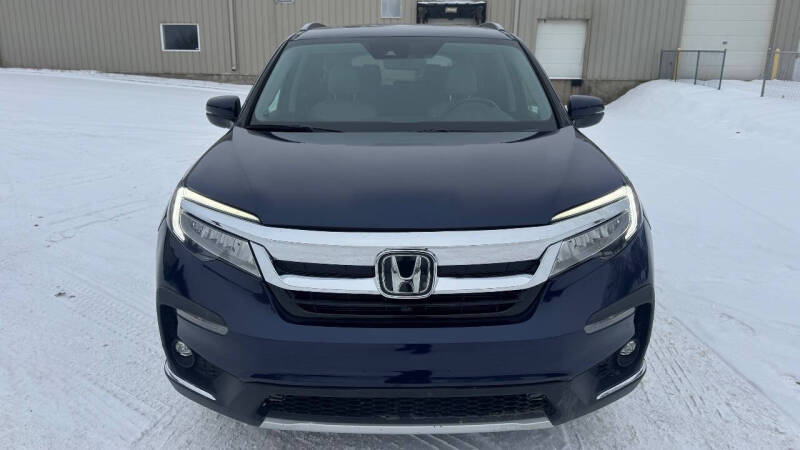 2020 Honda Pilot Touring w/Rear Captain's Chairs