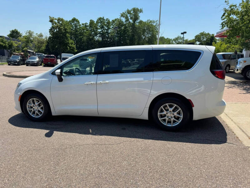 2022 Chrysler Voyager LX