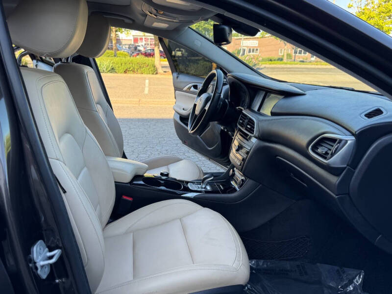 2017 Infiniti QX30 Premium