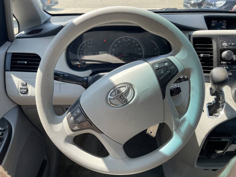 2013 Toyota Sienna LE 7-Passenger Auto Access Seat