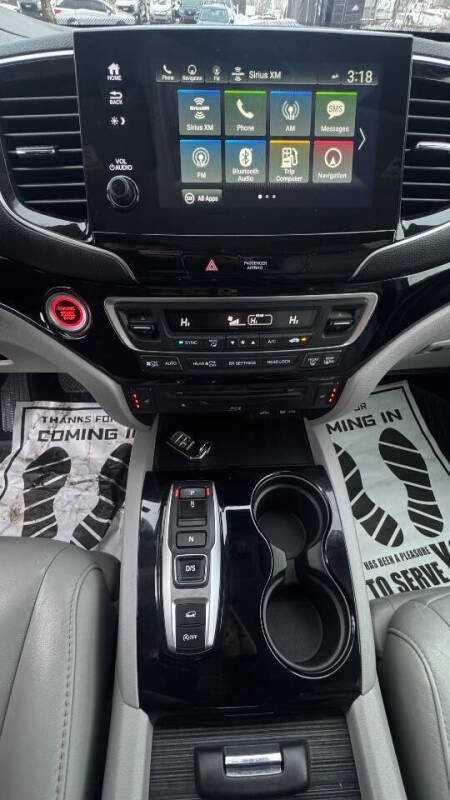 2020 Honda Pilot Touring w/Rear Captain's Chairs