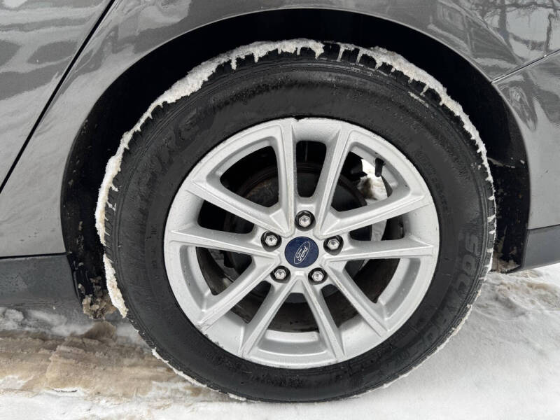 2018 Ford Focus SE's photo