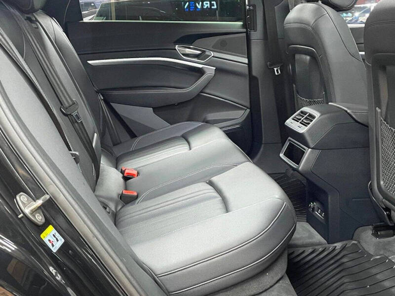 2022 Audi e-tron quattro Premium Plus