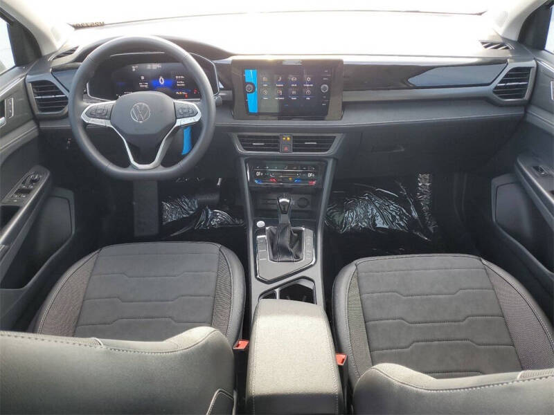 2025 Volkswagen Taos SE Black