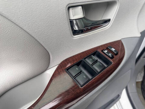 2013 Toyota Sienna XLE 7-Passenger Auto Access Seat