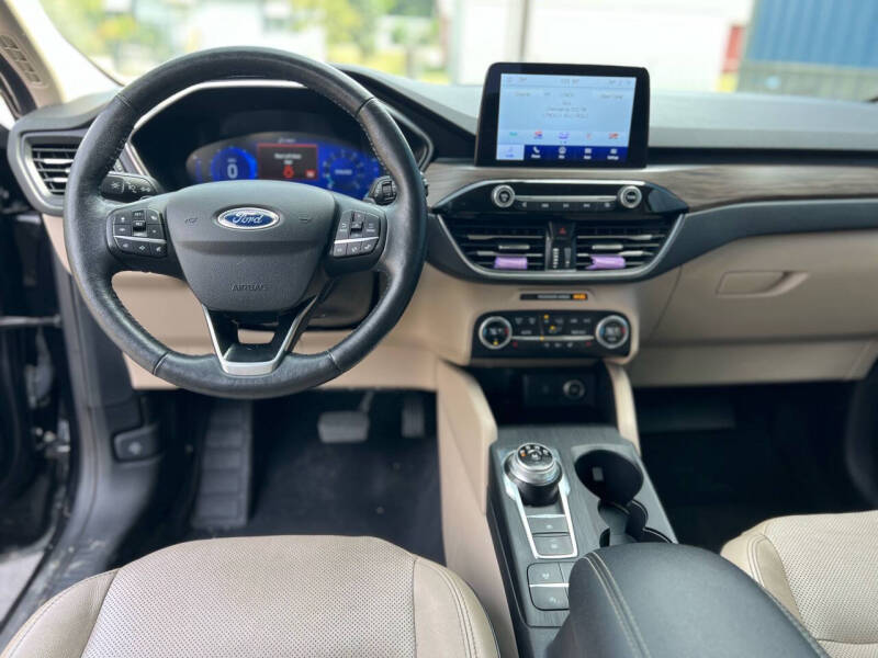 2020 Ford Escape Titanium photo 20