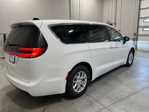 2027 Chrysler Pacifica Select