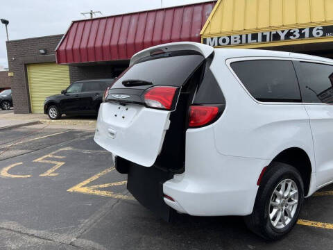2022 Chrysler Voyager LX