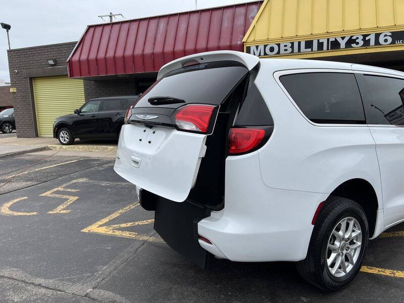 2022 Chrysler Voyager LX