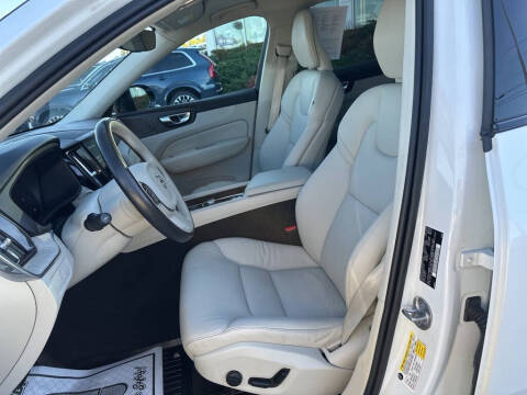 2023 Volvo XC60 B5 Plus Dark Theme