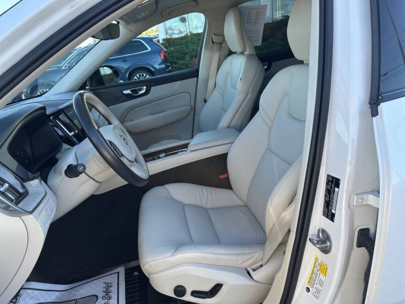 2023 Volvo XC60 B5 Plus Dark Theme