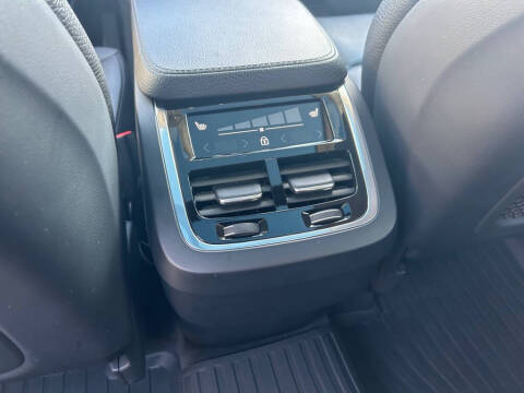 2022 Volvo XC90 T6 Momentum 7-Passenger
