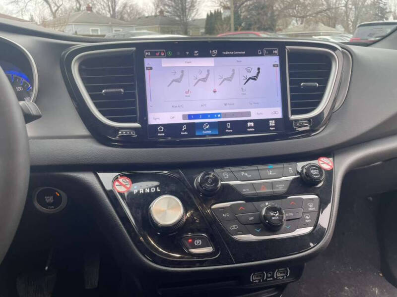 2025 Chrysler Pacifica Select