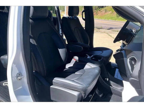 2027 Chrysler Pacifica Select