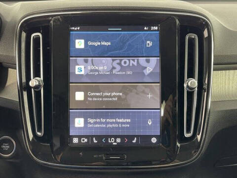 2024 Volvo XC40 B5 Plus Bright Theme