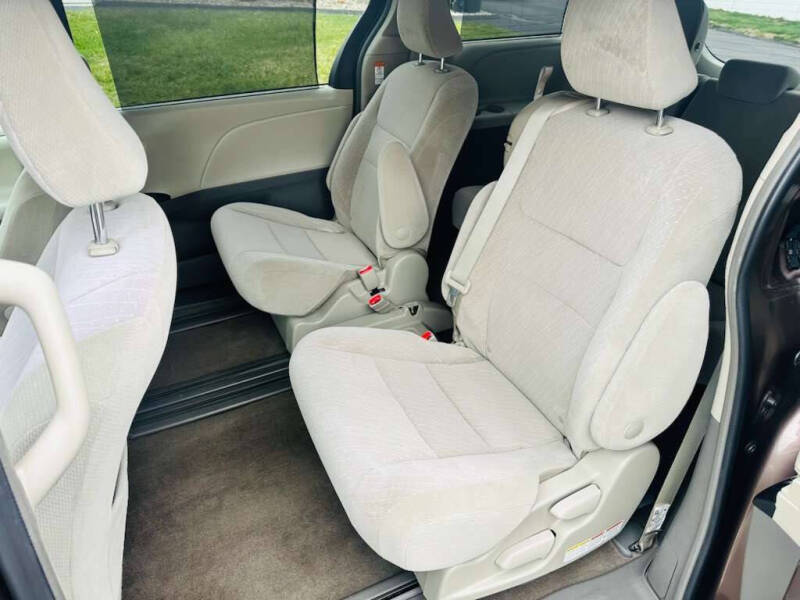 2019 Toyota Sienna LE Mobility 7-Passenger