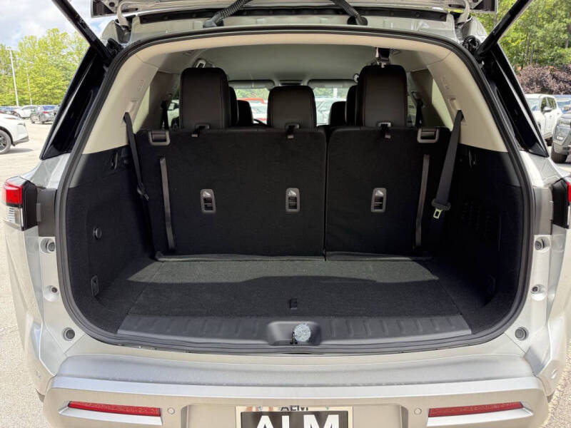 2025 Nissan Pathfinder SL