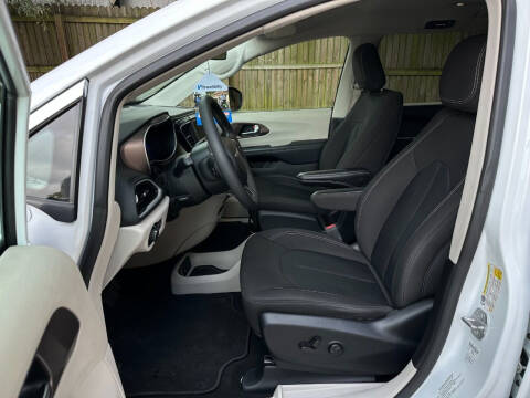 2022 Chrysler Voyager LX