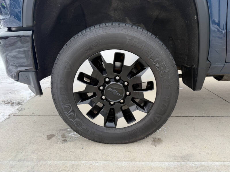 2020 Chevrolet Silverado 2500HD Custom photo 2