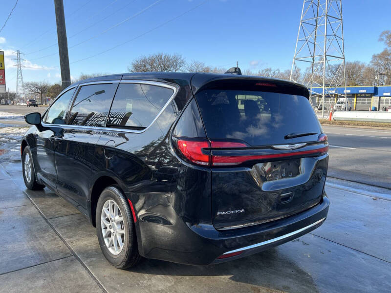 2025 Chrysler Pacifica Select