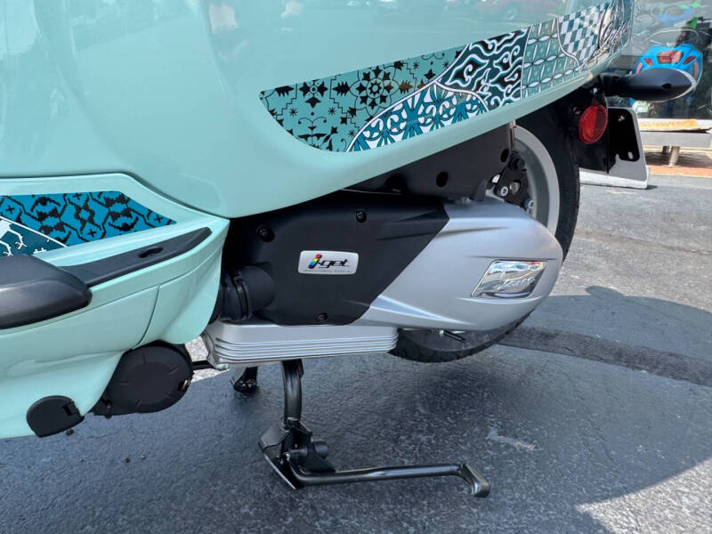 2025 Vespa Primavera 150 Batik