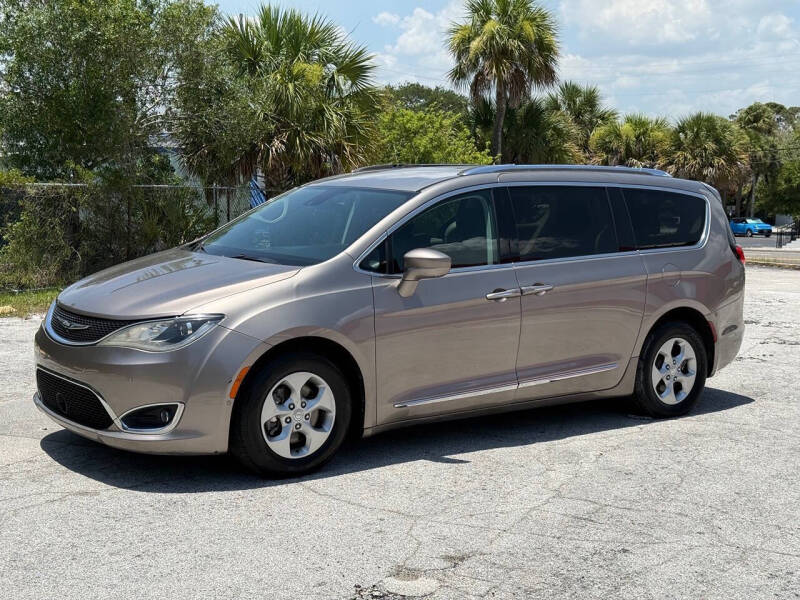 2017 Chrysler Pacifica Touring-L Plus