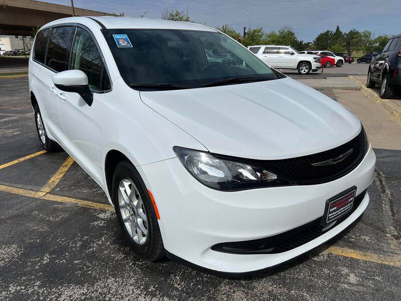 2022 Chrysler Voyager LX