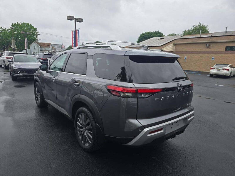 2022 Nissan Pathfinder SL