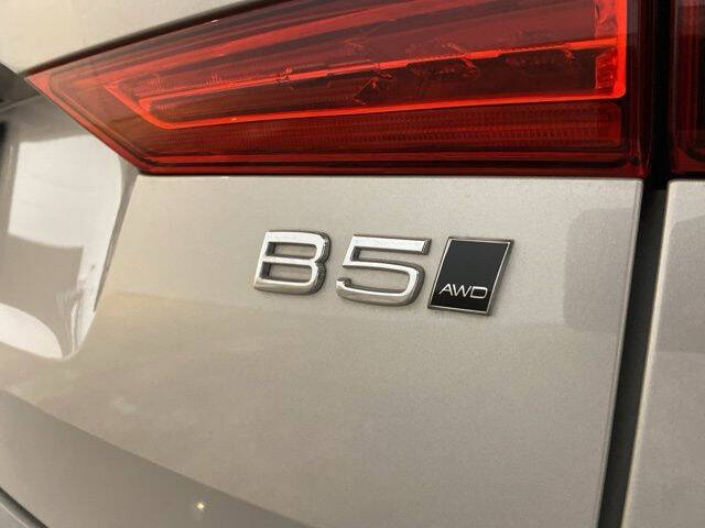 2025 Volvo XC60 B5 Plus Dark Theme