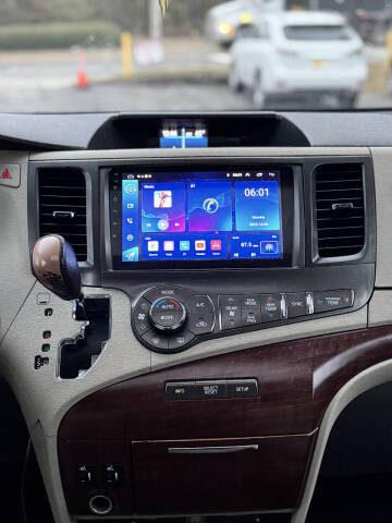 2012 Toyota Sienna XLE 7-Passenger Auto Access Seat